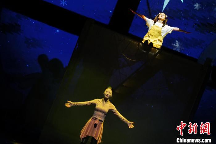 圖為兒童音樂(lè )劇《冰墩墩雪容融之冰雪夢(mèng)》劇照?！”本┭菟嚰瘓F供圖