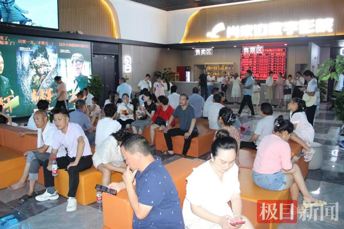 數字影院映廳外等待觀(guān)影的游客和居民